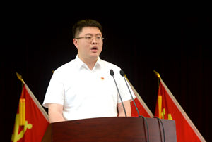 團委委員、國際貿(mào)易部美洲區(qū)經(jīng)理袁粲燦宣讀表彰文件_副本.jpg