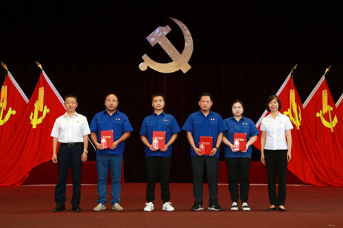 高總賈書(shū)記頒獎(jiǎng)2_副本.jpg
